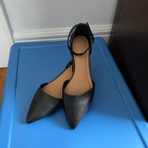 I am selling never worn size 10 crown vintage flats!